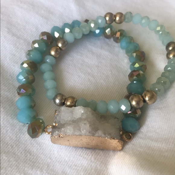 Elegant Quartz Bracelet - Picture 2 of 3